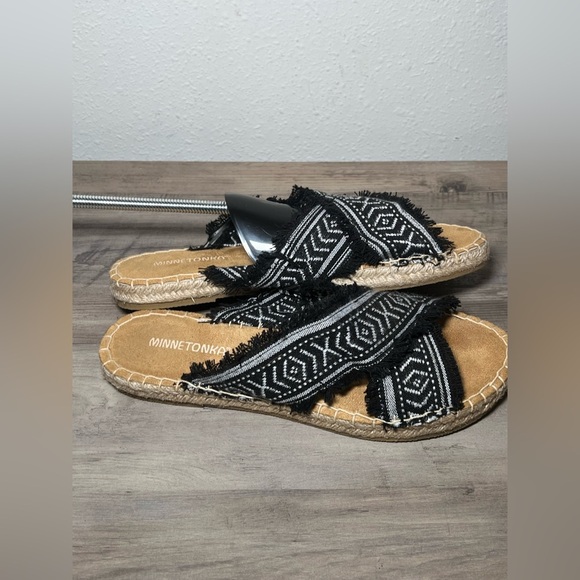 Minnetonka Women's Pepper Slip on Sandals,Black Frayed Crossband,Size 10? - Picture 2 of 13